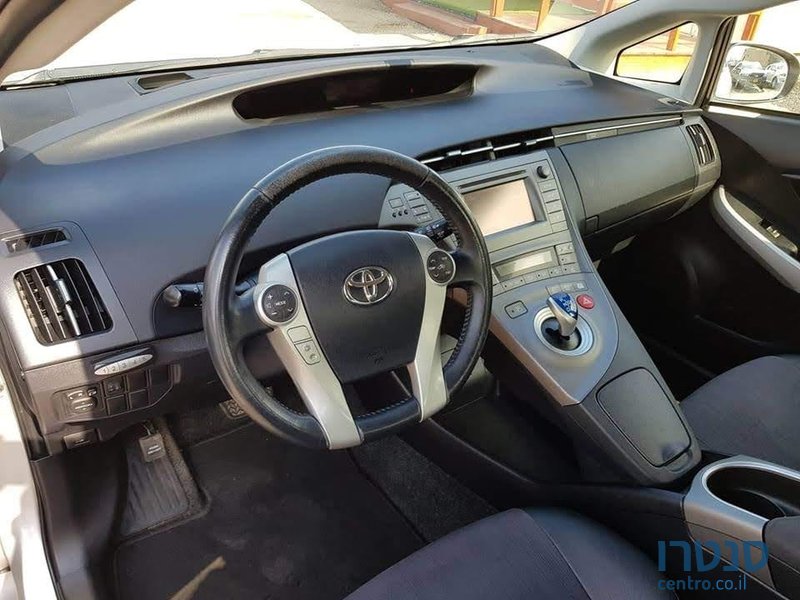 2014' Toyota Prius photo #3