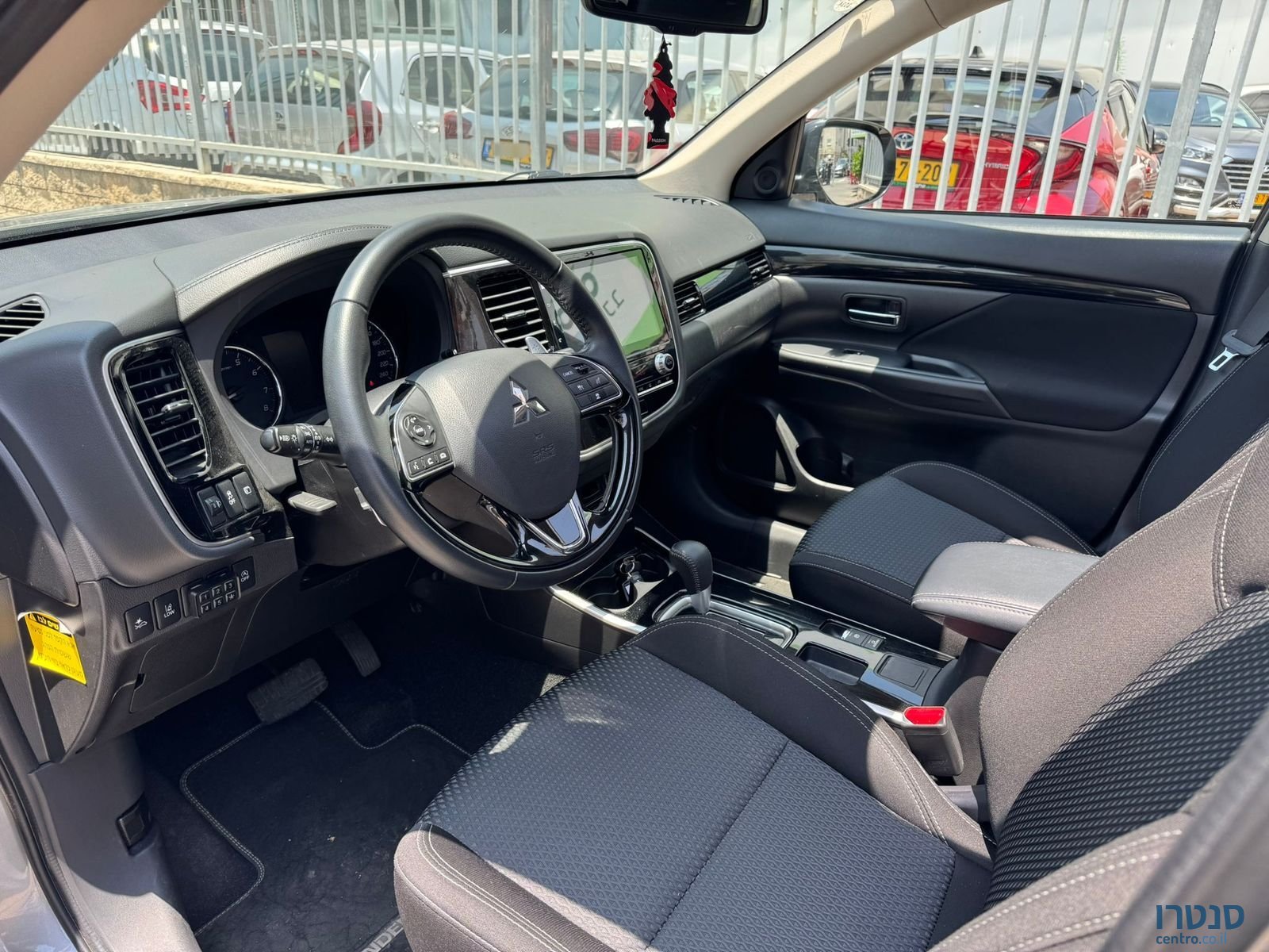 2021' Mitsubishi Outlander photo #3