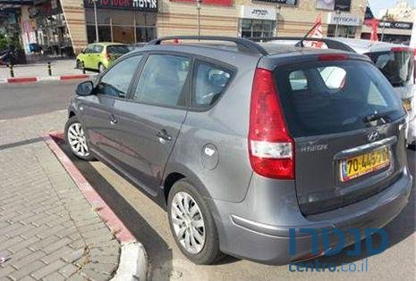 2011' Hyundai i30 Cw photo #2