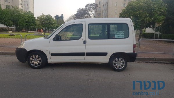 2011' Peugeot Partner photo #1