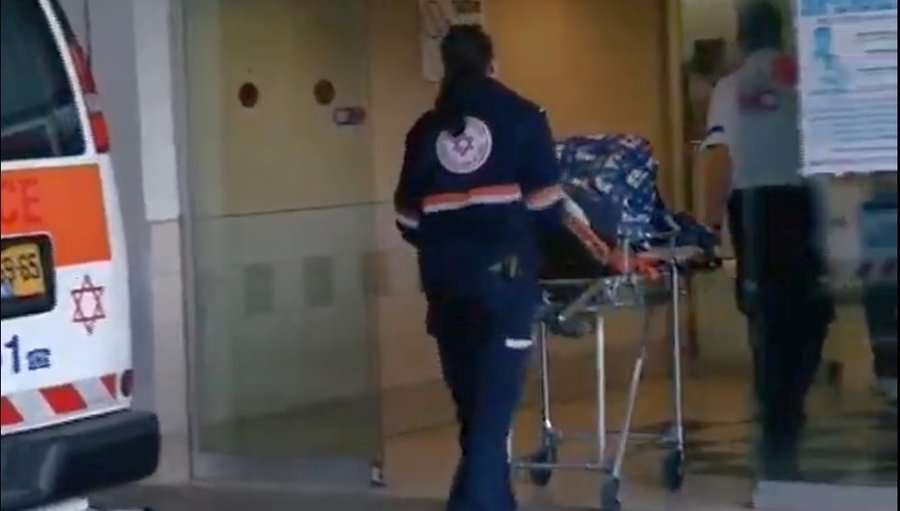 Раздраженный холонец стал давить охранников в больнице "Вольфсон"