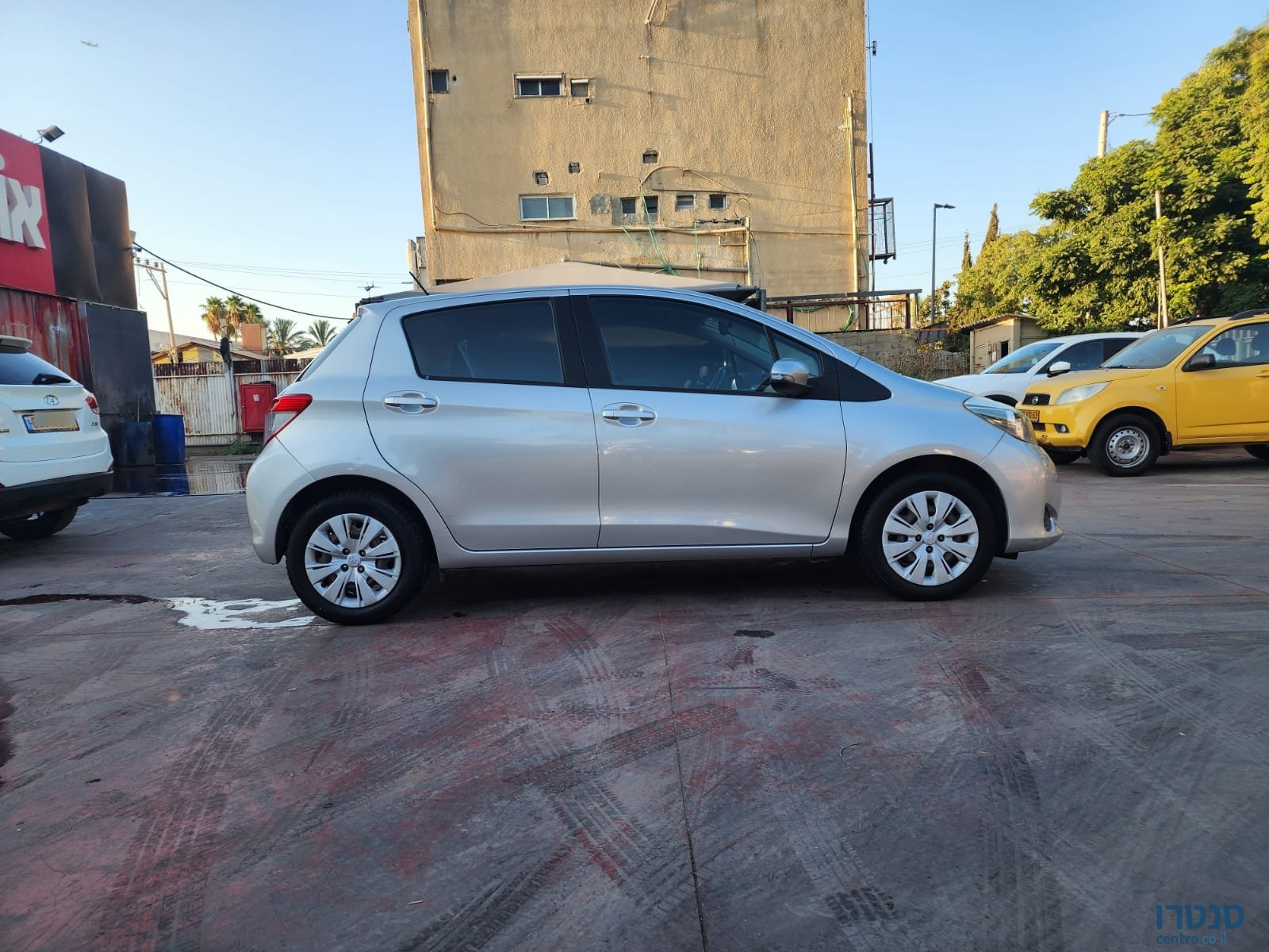 2014' Toyota Yaris photo #2