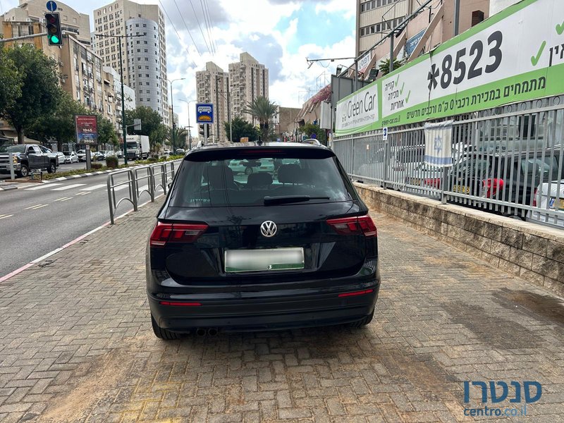 2020' Volkswagen Tiguan photo #5