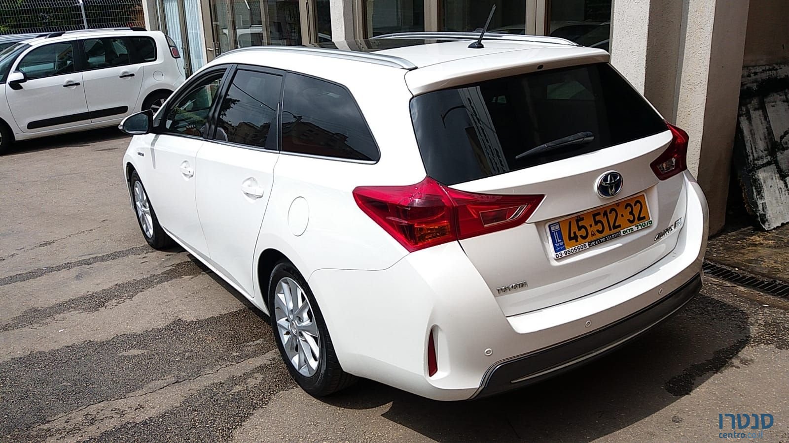 2015' Toyota Auris photo #2