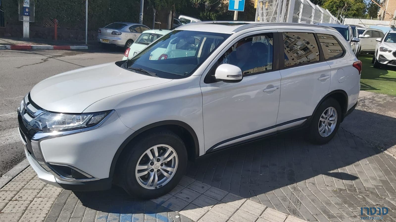 2017' Mitsubishi Outlander photo #1