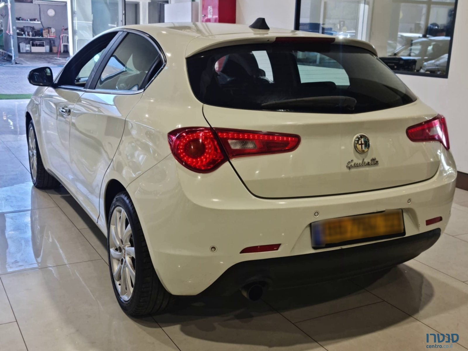 2015' Alfa Romeo Giulietta photo #4