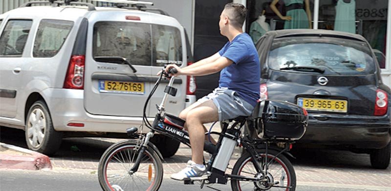 בלי קסדה, בלי רישיון ועל המדרכה: עלייה של 17% בקנסות לנהגי אופניים וקורקינטים חשמליים