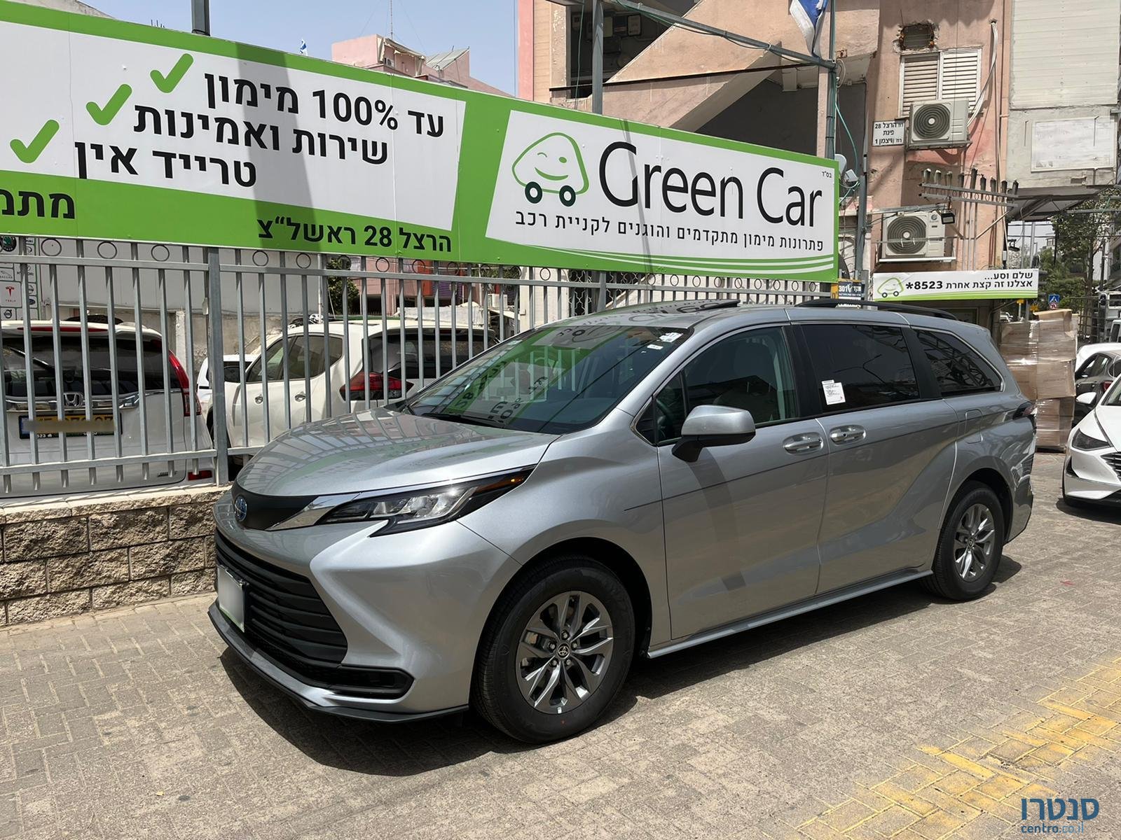 2024' Toyota Sienna photo #1