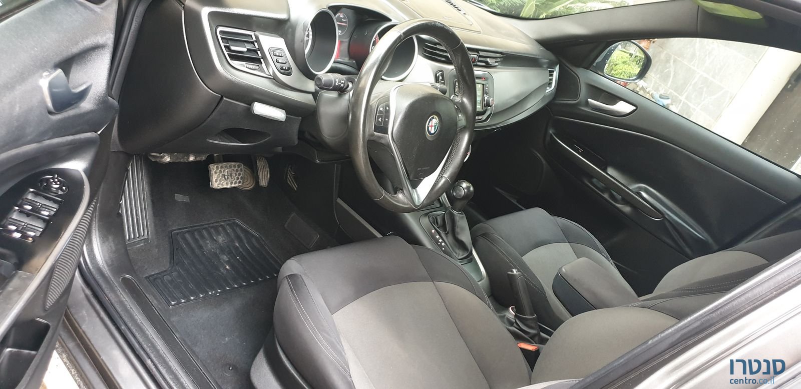 2014' Alfa Romeo Giulietta photo #2