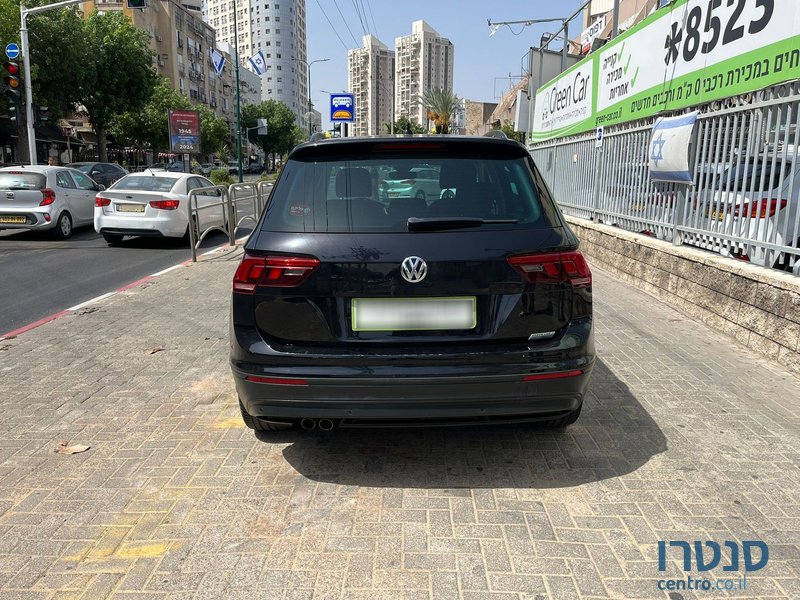 2020' Volkswagen Tiguan photo #5