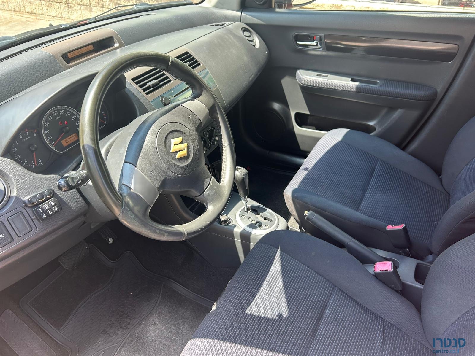 2010' Suzuki Swift photo #3