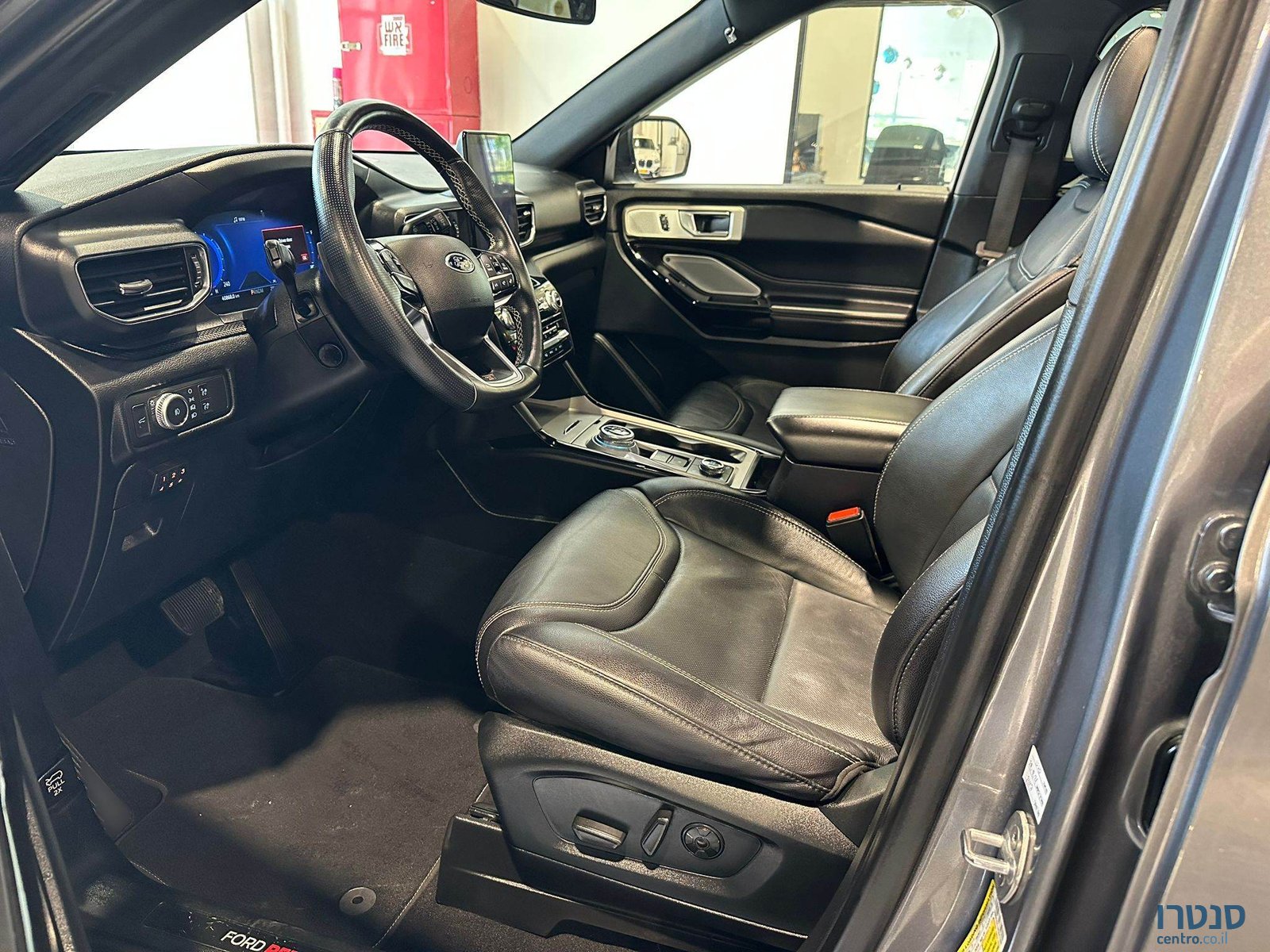 2021' Ford Explorer photo #5