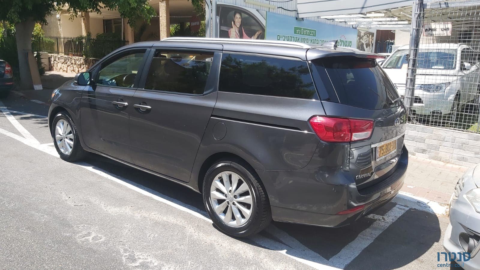 2016' Kia Carnival photo #2