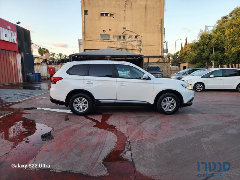 2015' Mitsubishi Outlander photo #3