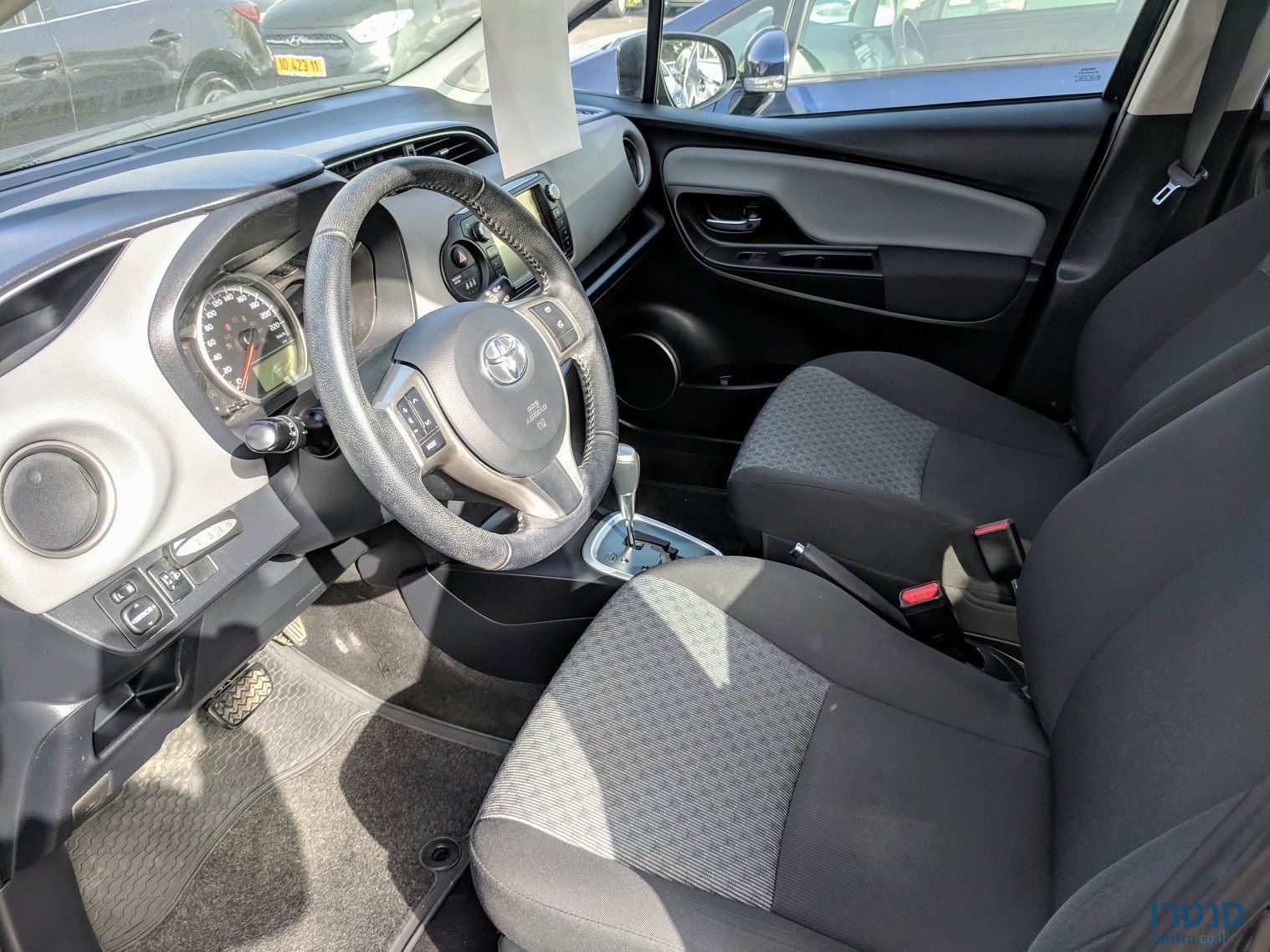 2015' Toyota Yaris photo #4