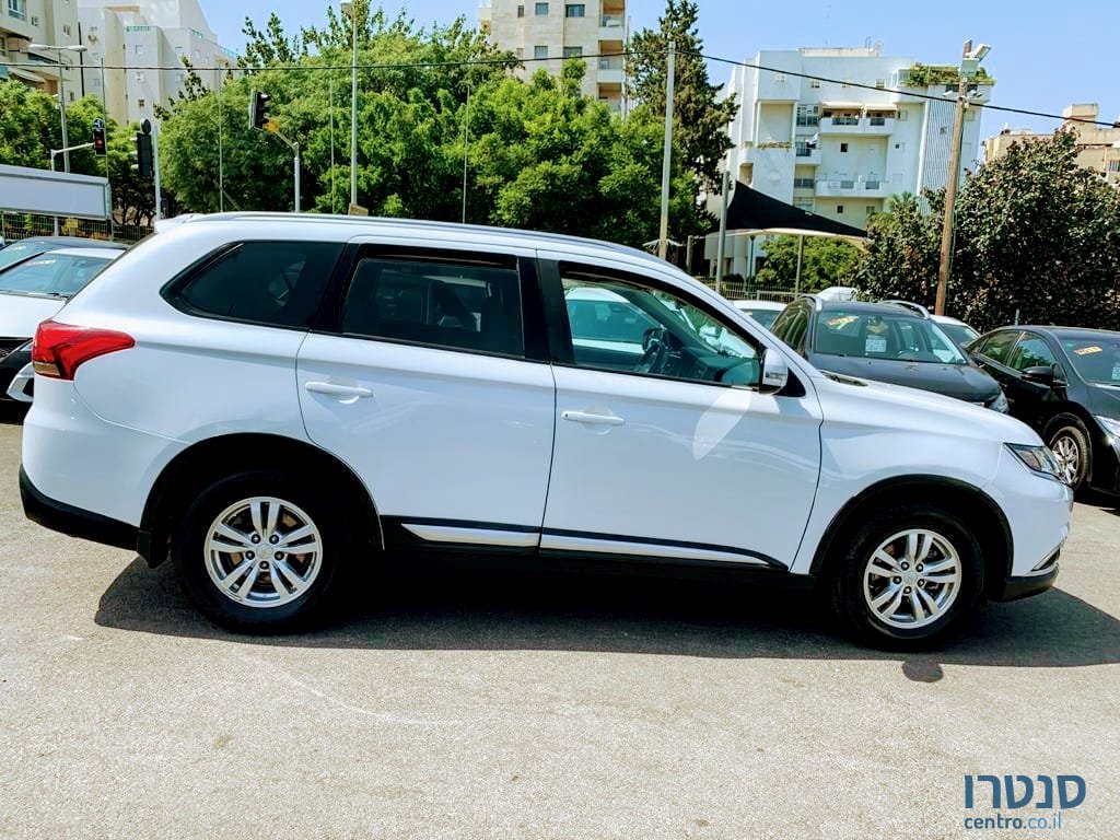 2016' Mitsubishi Outlander photo #3