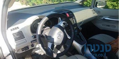 2011' Toyota Auris Gli 1600 photo #1