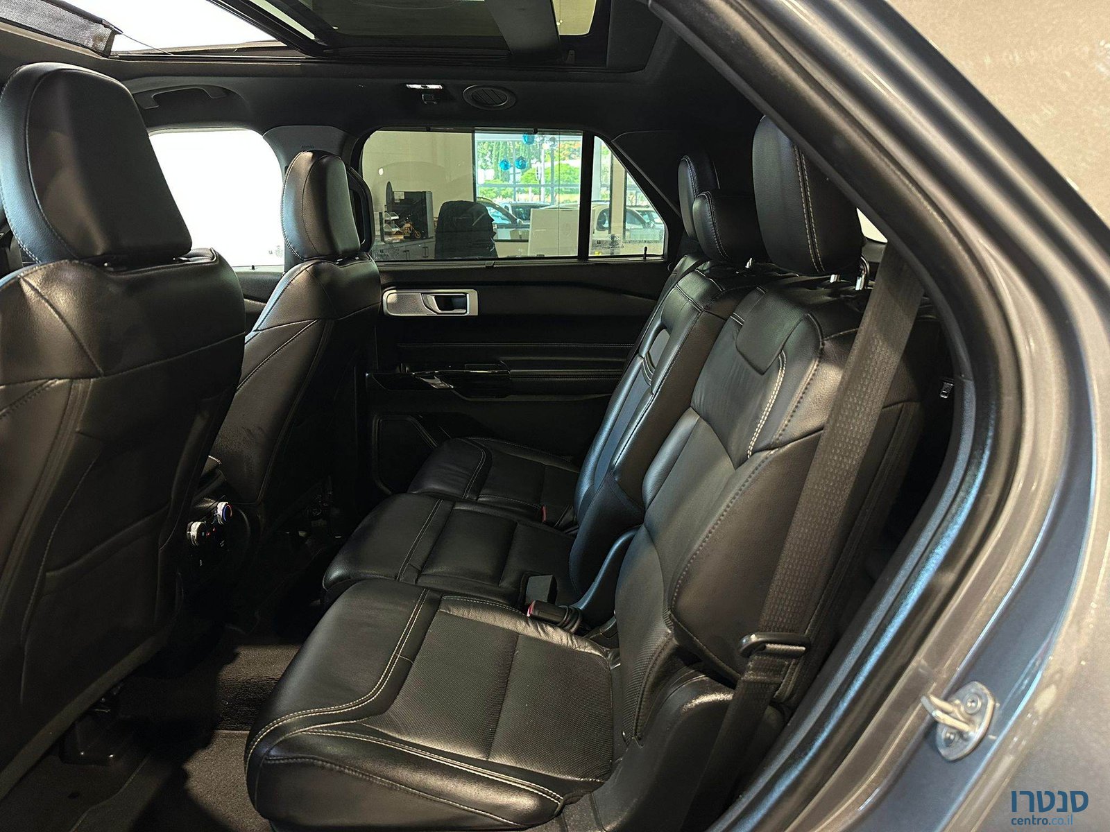 2021' Ford Explorer photo #7