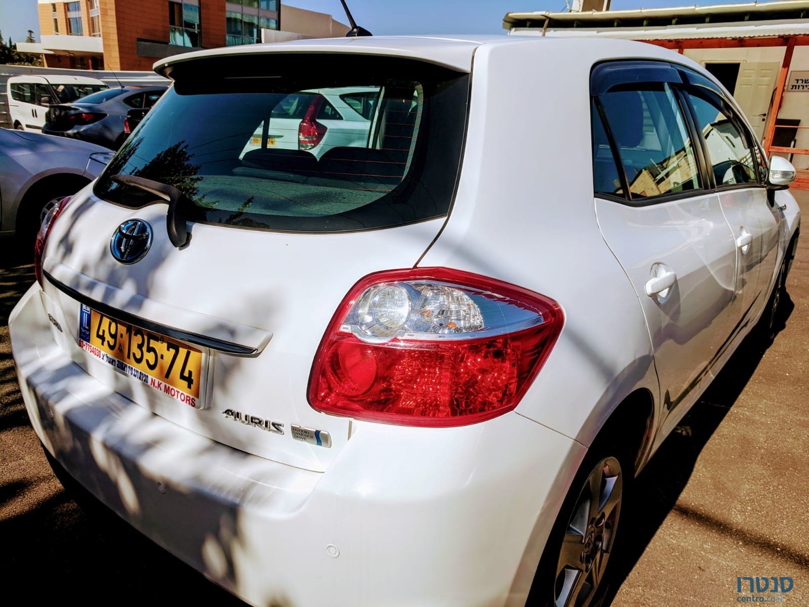 2011' Toyota Auris photo #4