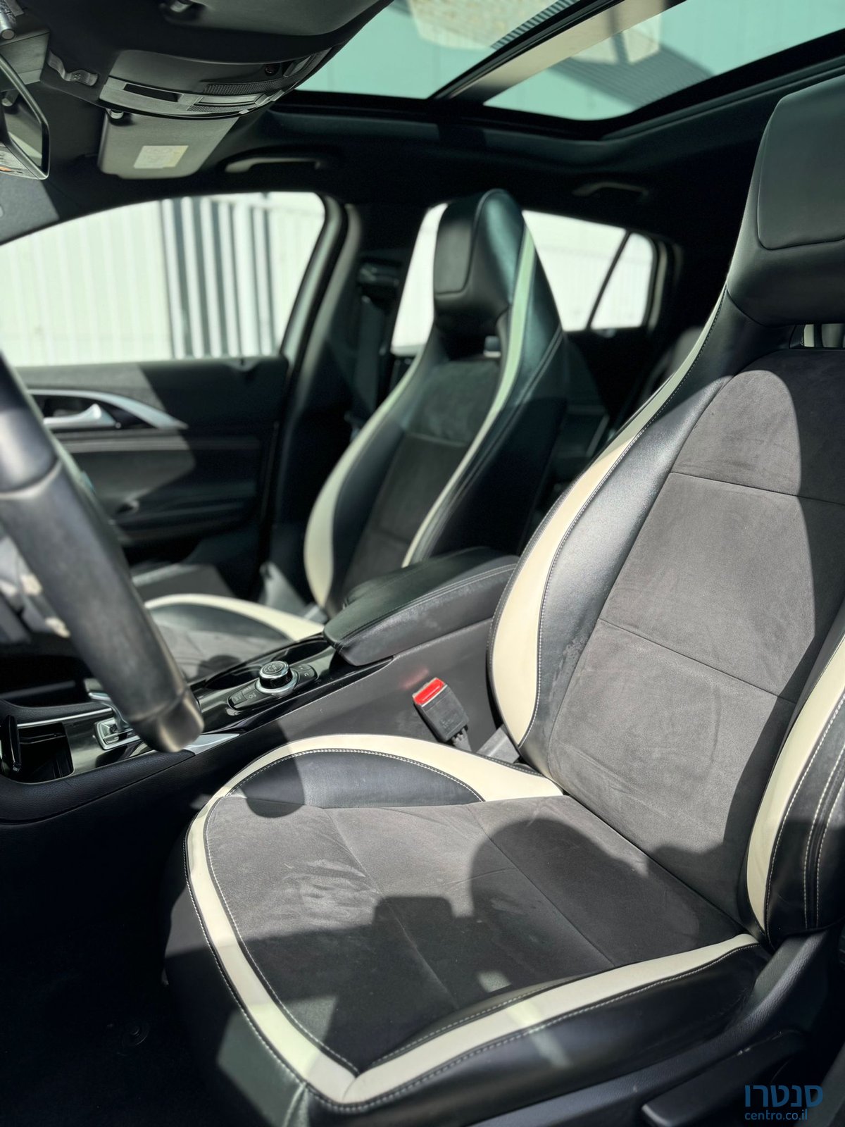 2018' Infiniti Q30 S photo #5