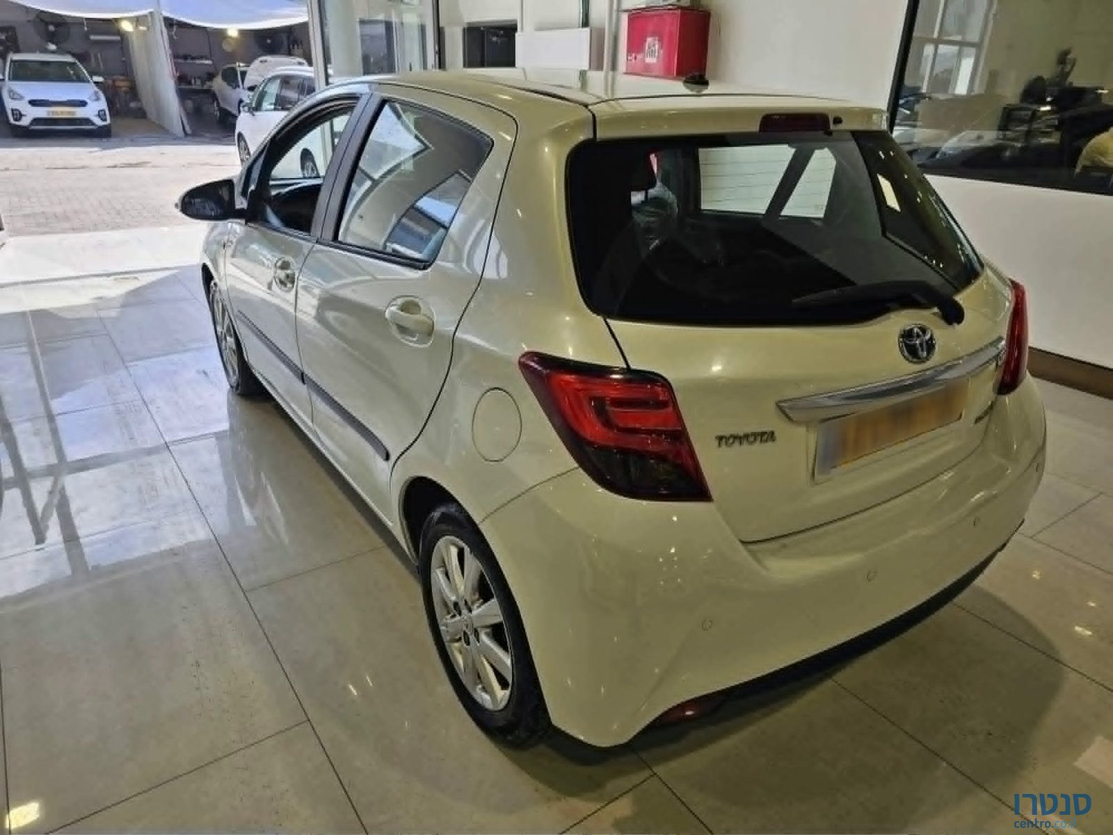 2015' Toyota Yaris photo #4