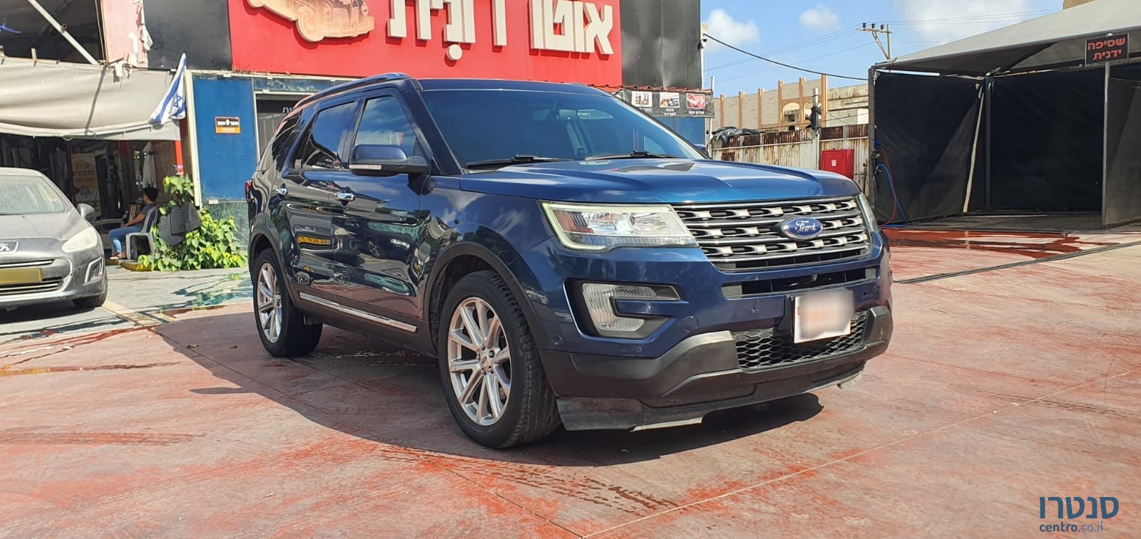 2017' Ford Explorer photo #3