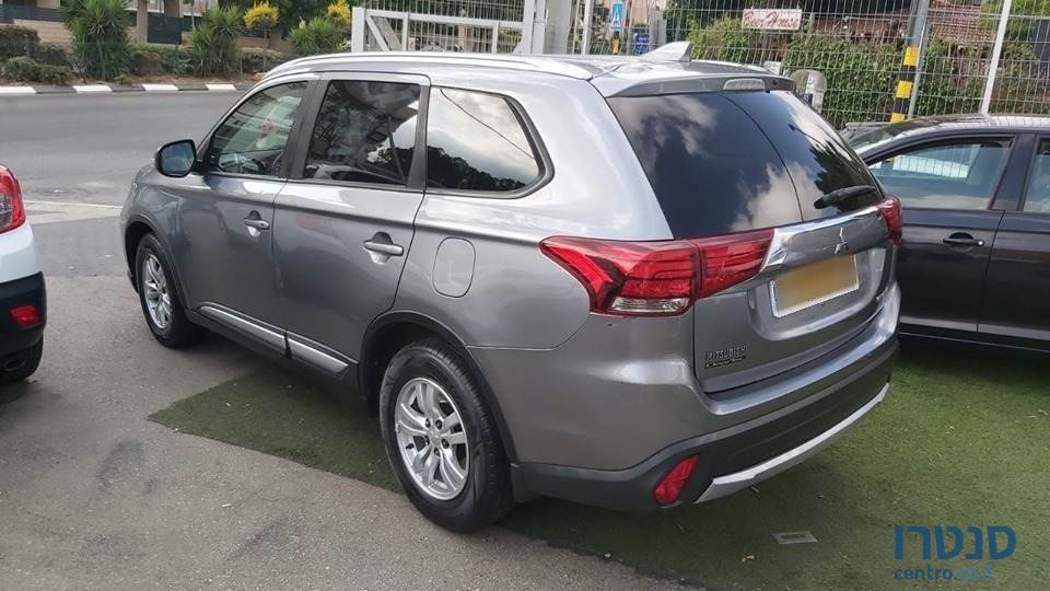 2017' Mitsubishi Outlander photo #2