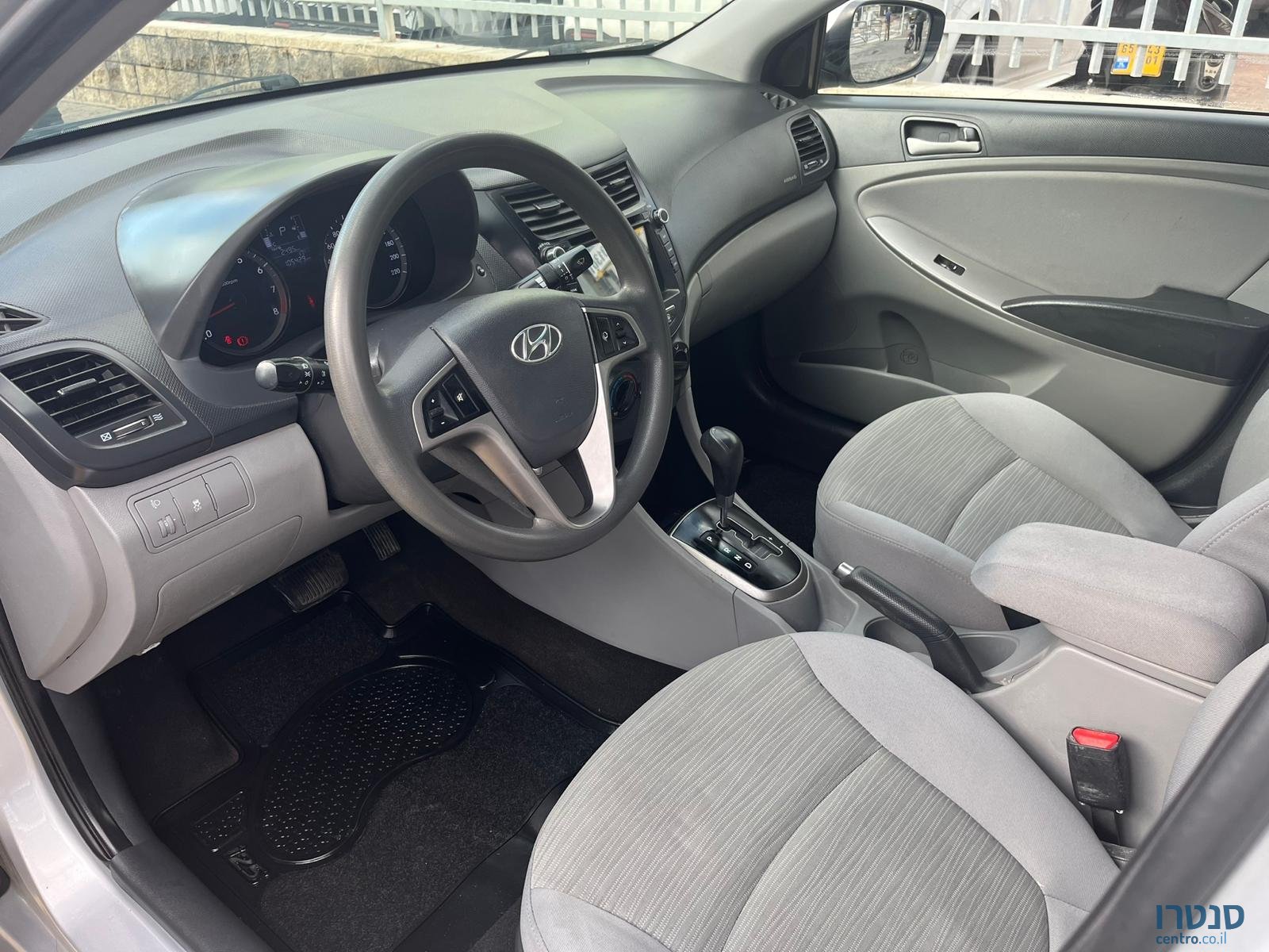 2014' Hyundai i25 photo #3