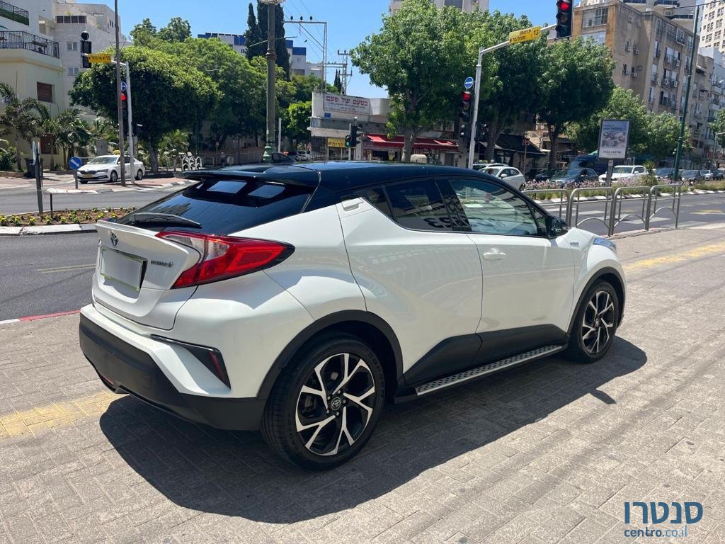 2017' Toyota C-HR photo #7
