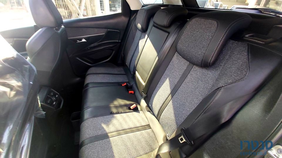 2018' Peugeot 3008 photo #6