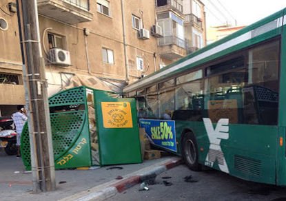 В Хадере неуправляемый автобус сбил пешеходов и врезался в магазин