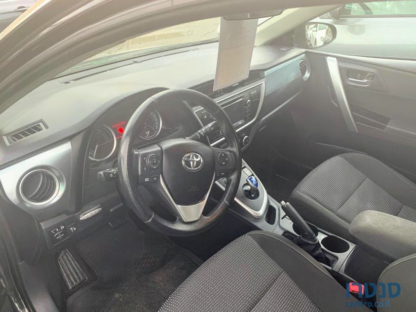 2013' Toyota Auris photo #3