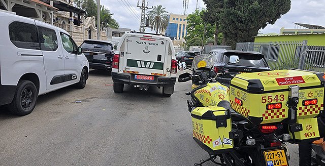 В Лоде автомобиль сбил девушку, пострадавшая в тяжелом состоянии