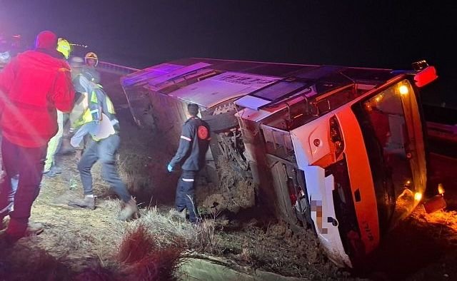 На 6-й трассе перевернулся автобус, десятки пострадавших