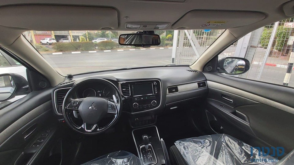 2017' Mitsubishi Outlander photo #3