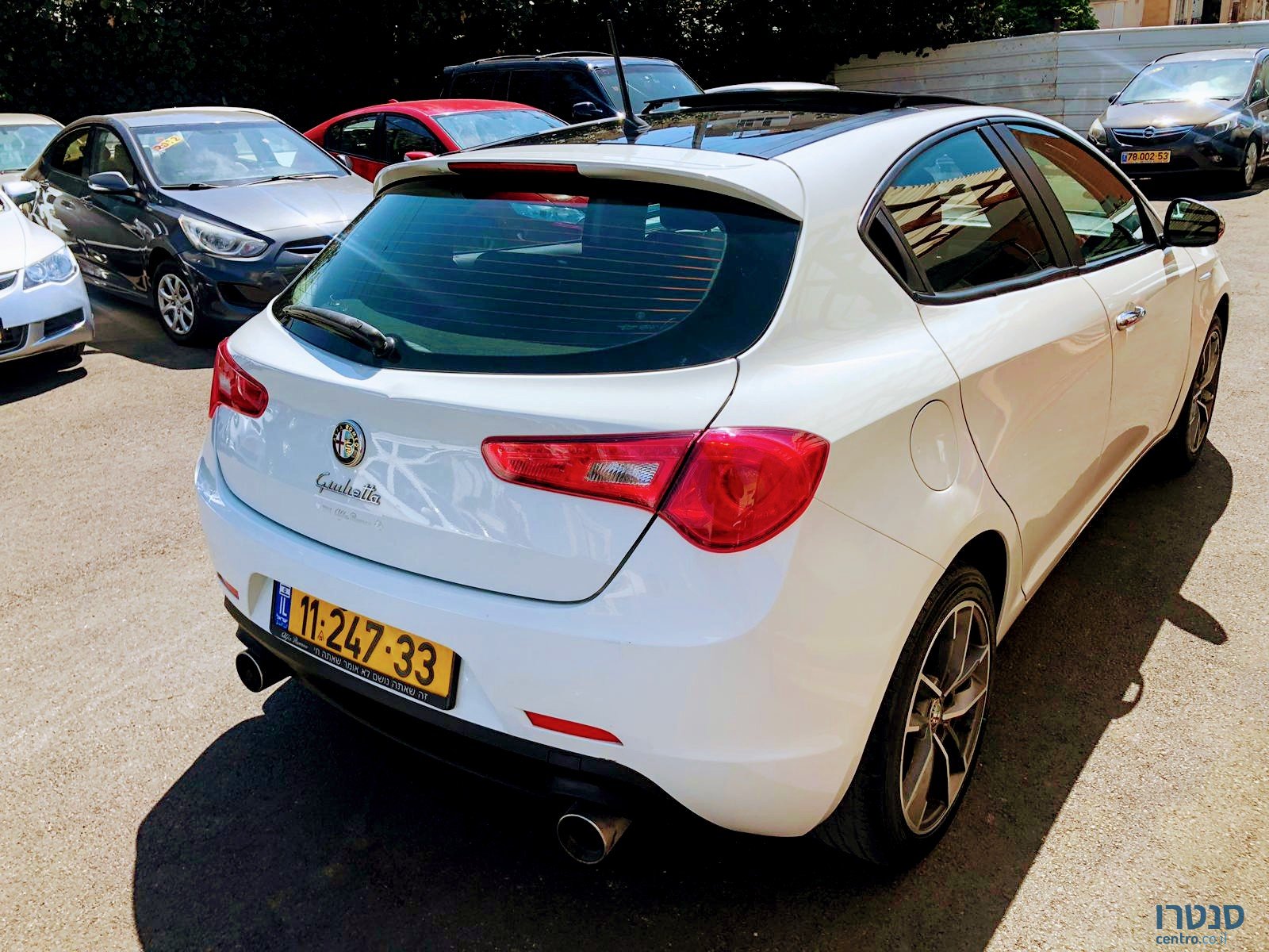 2015' Alfa Romeo Giulietta photo #3