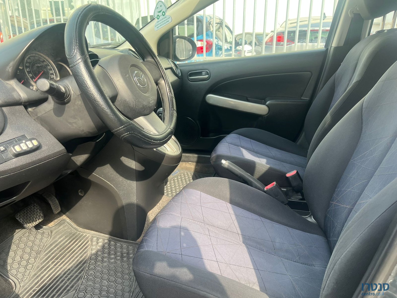 2012' Mazda 2 photo #2