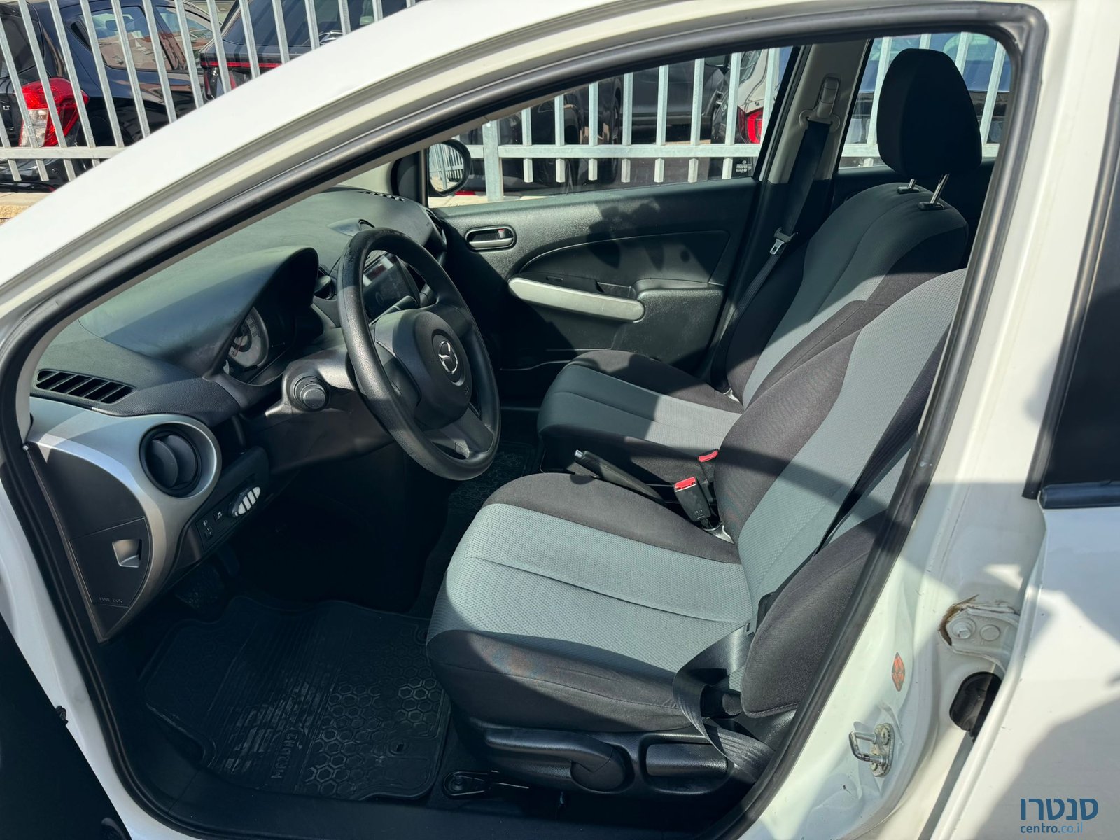 2012' Mazda 2 photo #3