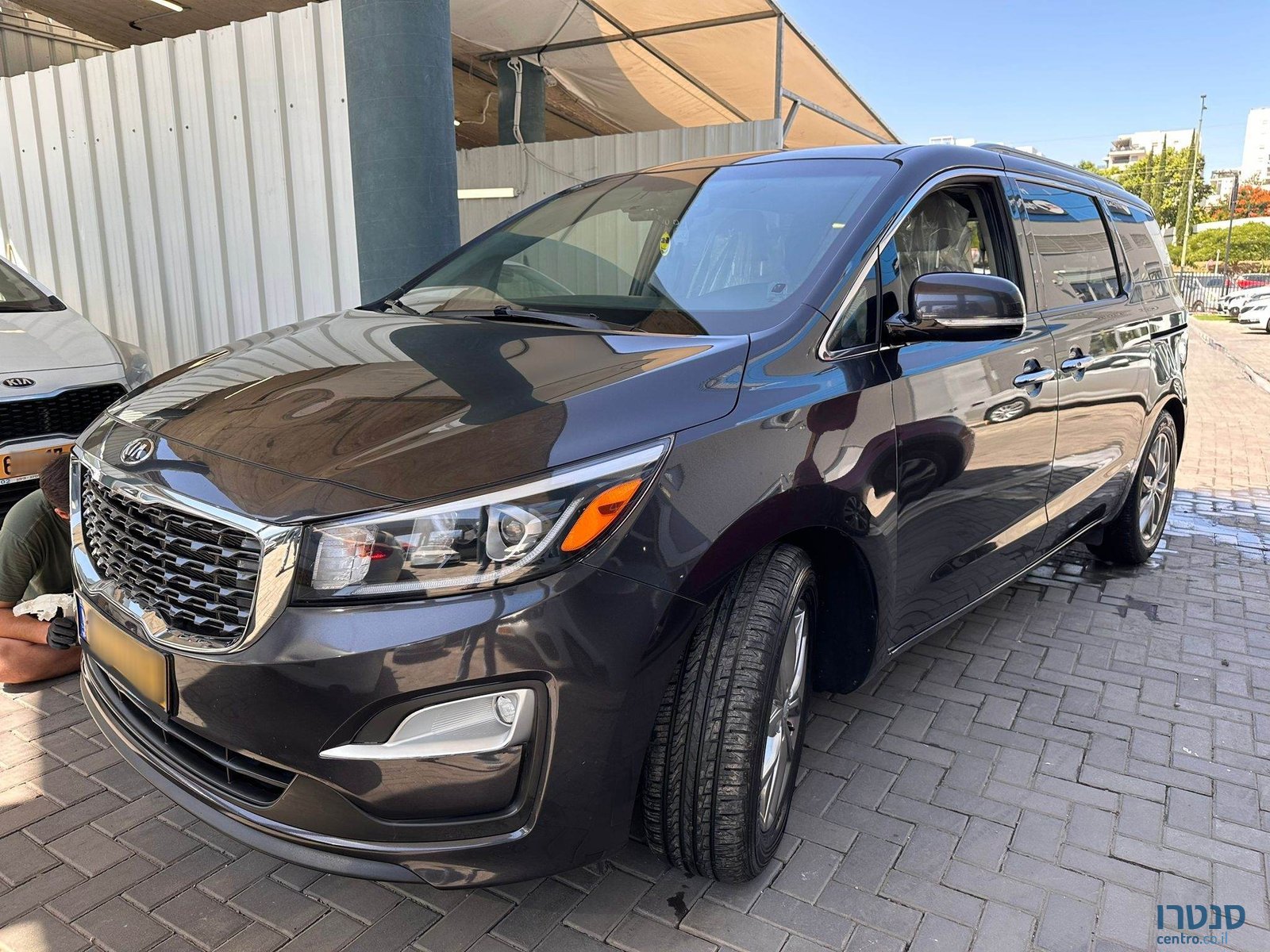 2020' Kia Carnival LX photo #1