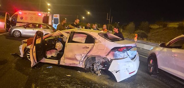 На 6-м шоссе возле Ницаней-Оз перевернулся автомобиль