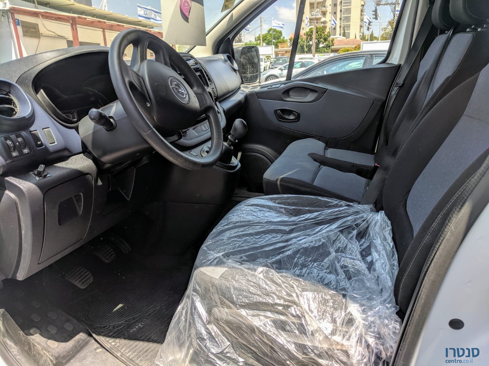 2015' Opel Vivaro photo #3