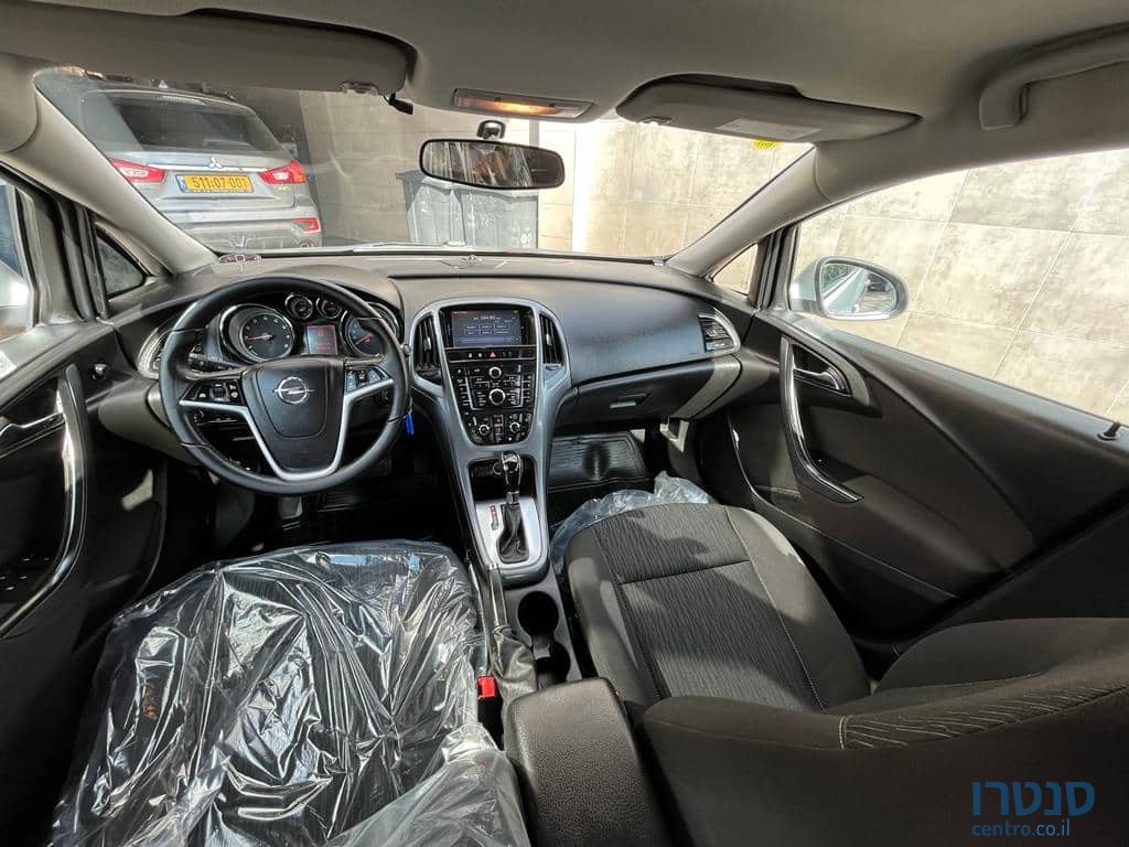 2014' Opel Astra Berlina photo #6