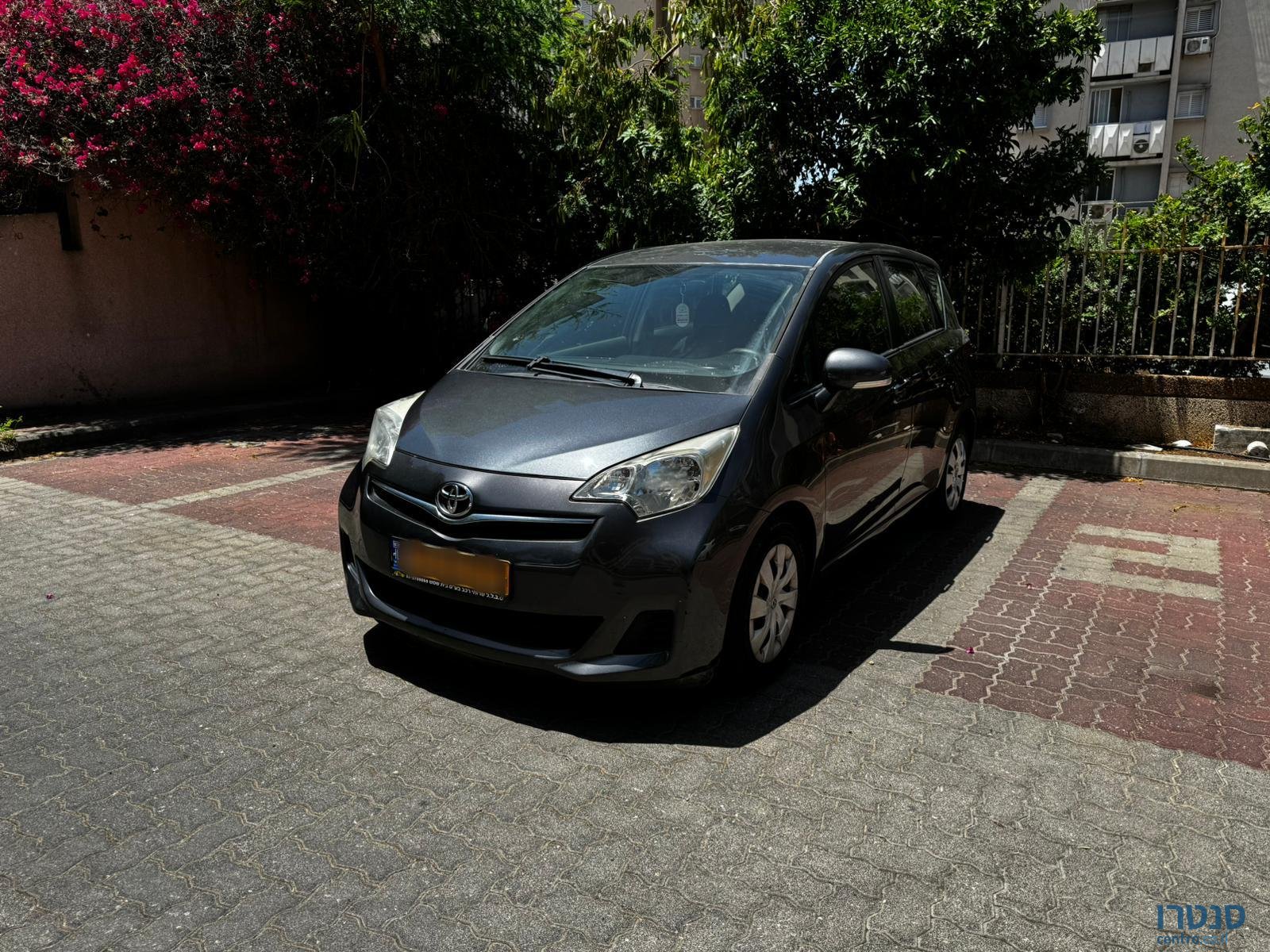 2012' Toyota Yaris Verso photo #1