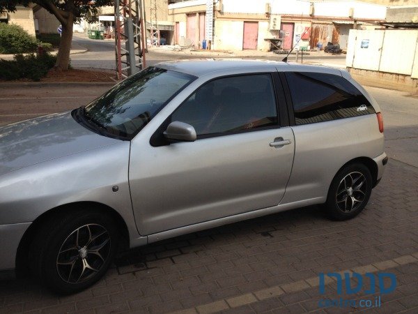 2001' SEAT Ibiza photo #1