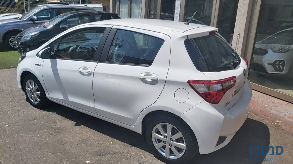 2016' Toyota Yaris photo #2
