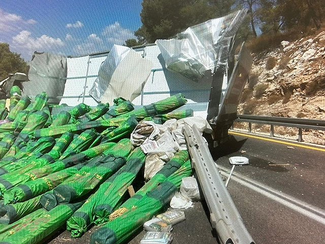 Около Бейт-Шемеша перевернулся грузовик, один из пострадавших в тяжелом состоянии