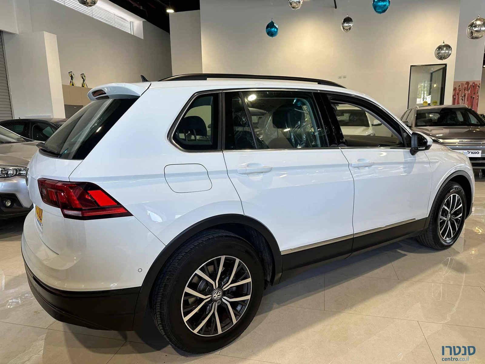 2020' Volkswagen Tiguan photo #3