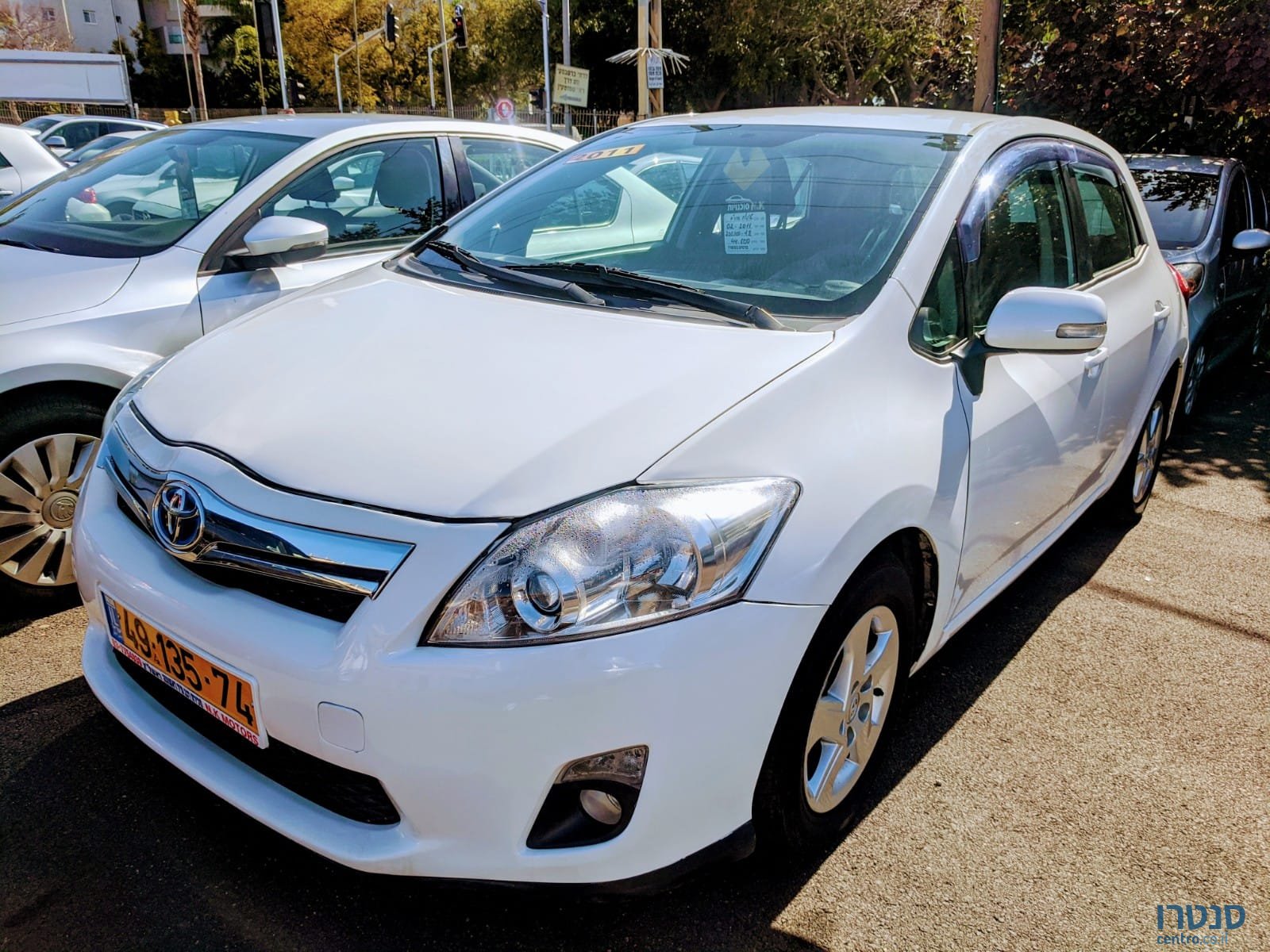 2011' Toyota Auris photo #1