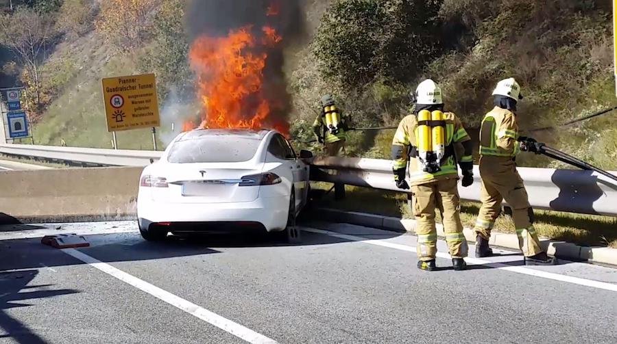 Готовы ли израильские пожарные к тушению горящих электромобилей?