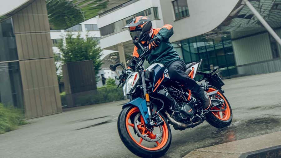 Get Excited, The KTM 160 Duke Might Be The Most Badass Beginner Bike Out There